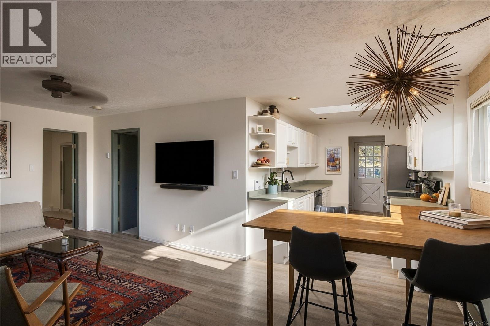  10814 Beach Road, North Saanich