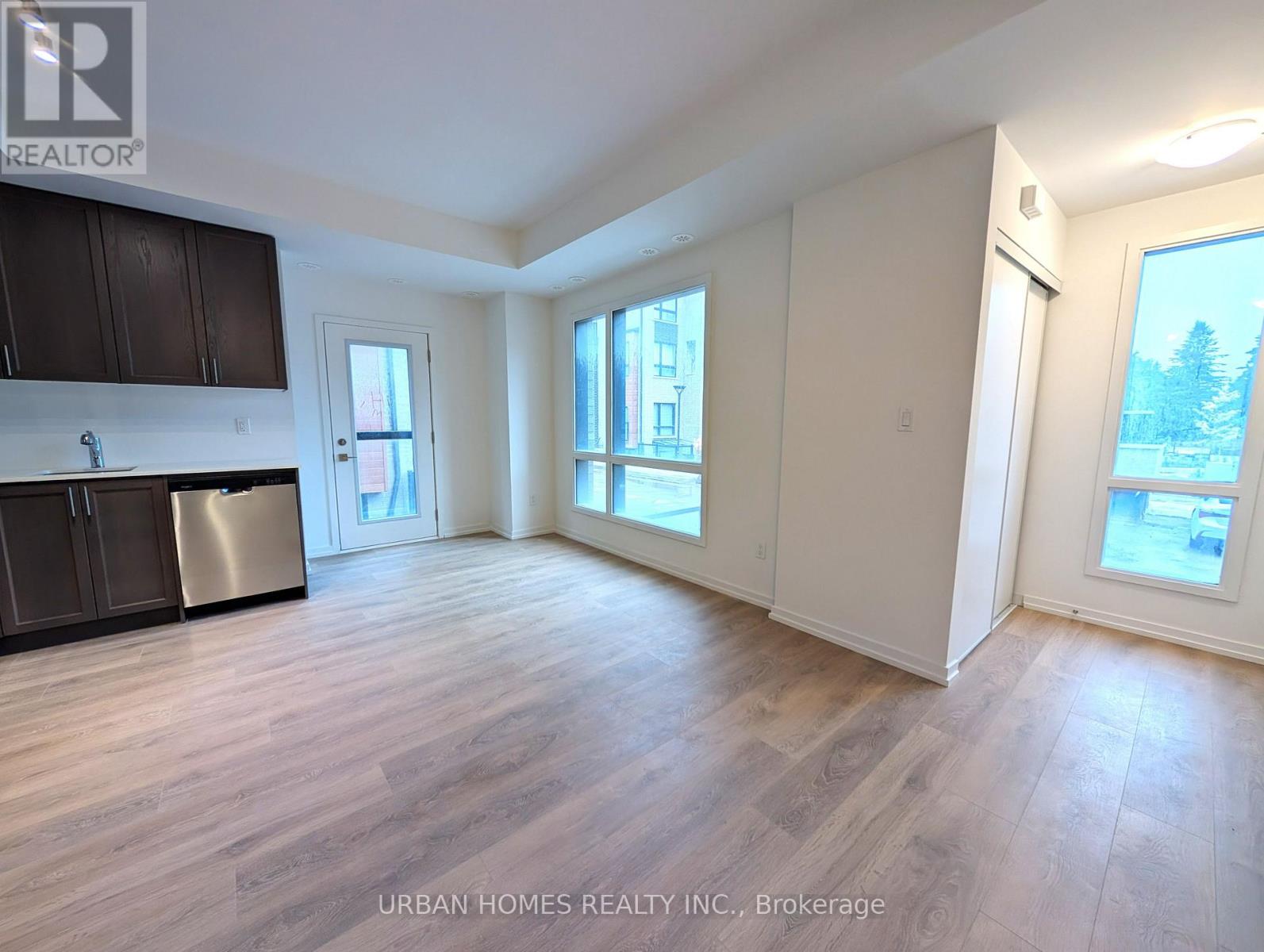 16 - 14 LYTHAM GREEN CIRCLE, Newmarket (Glenway Estates) — photo 2