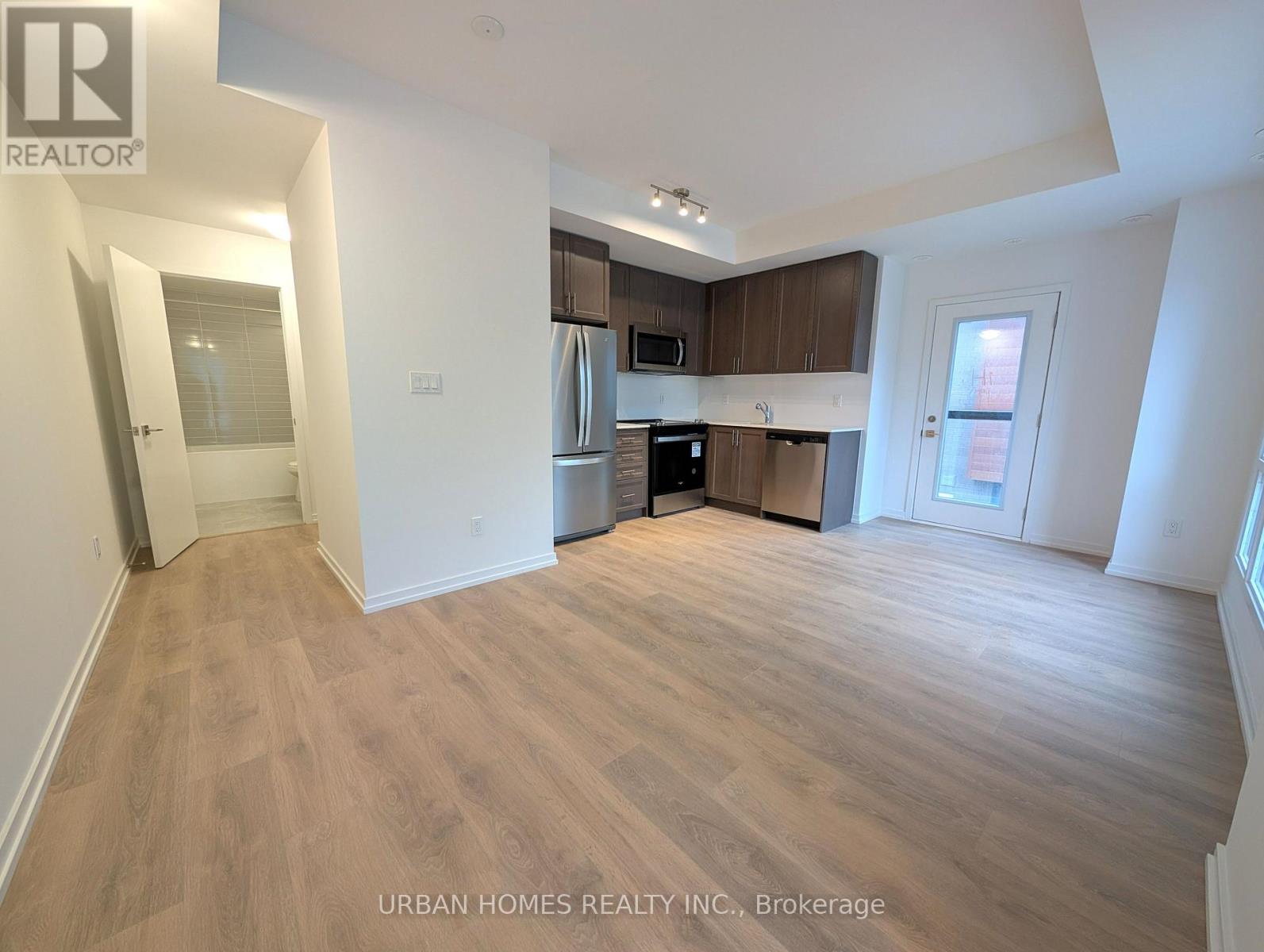 16 - 14 LYTHAM GREEN CIRCLE, Newmarket (Glenway Estates) — photo 3