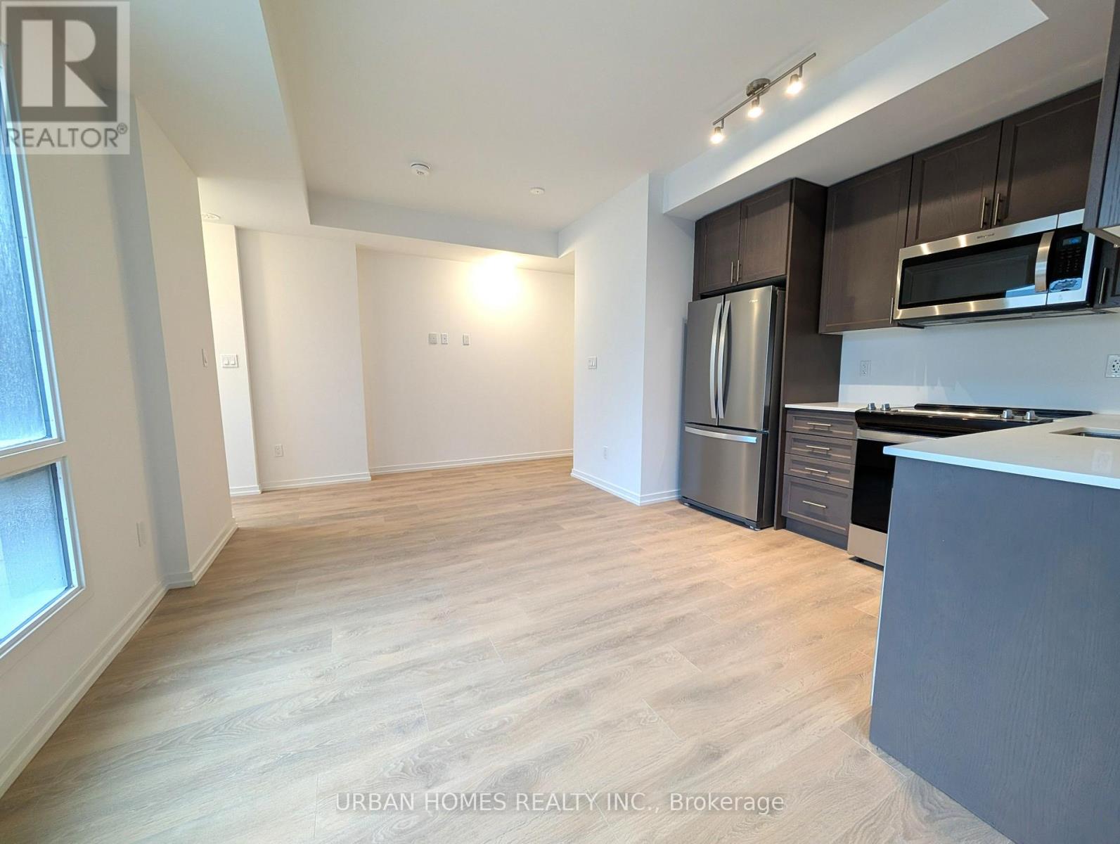 16 - 14 LYTHAM GREEN CIRCLE, Newmarket (Glenway Estates) — photo 4