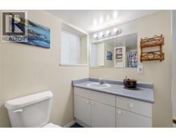 2825 Rockwell Ave, Saanich, BC V9A2M8 Photo 25