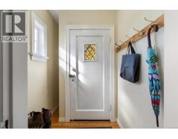 2825 Rockwell Ave, Saanich, BC V9A2M8 Photo 16