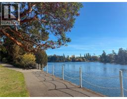 2825 Rockwell Ave, Saanich, BC V9A2M8 Photo 39