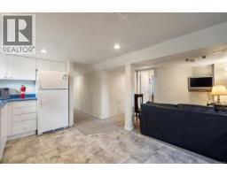 2825 Rockwell Ave, Saanich, BC V9A2M8 Photo 18
