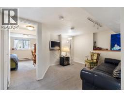 2825 Rockwell Ave, Saanich, BC V9A2M8 Photo 20