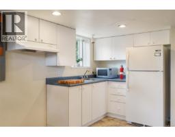 2825 Rockwell Ave, Saanich, BC V9A2M8 Photo 19