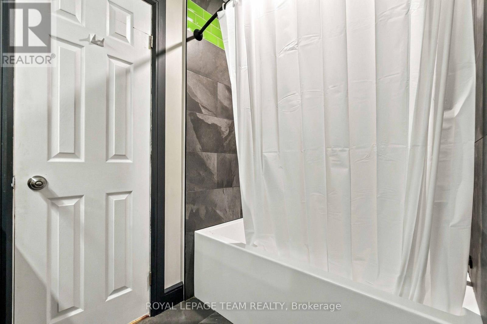 68 Woodbury Crescent — photo 18