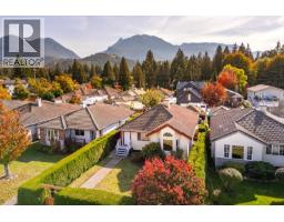 1824 Willow Crescent, Squamish, BC V8B0L9 Photo 36