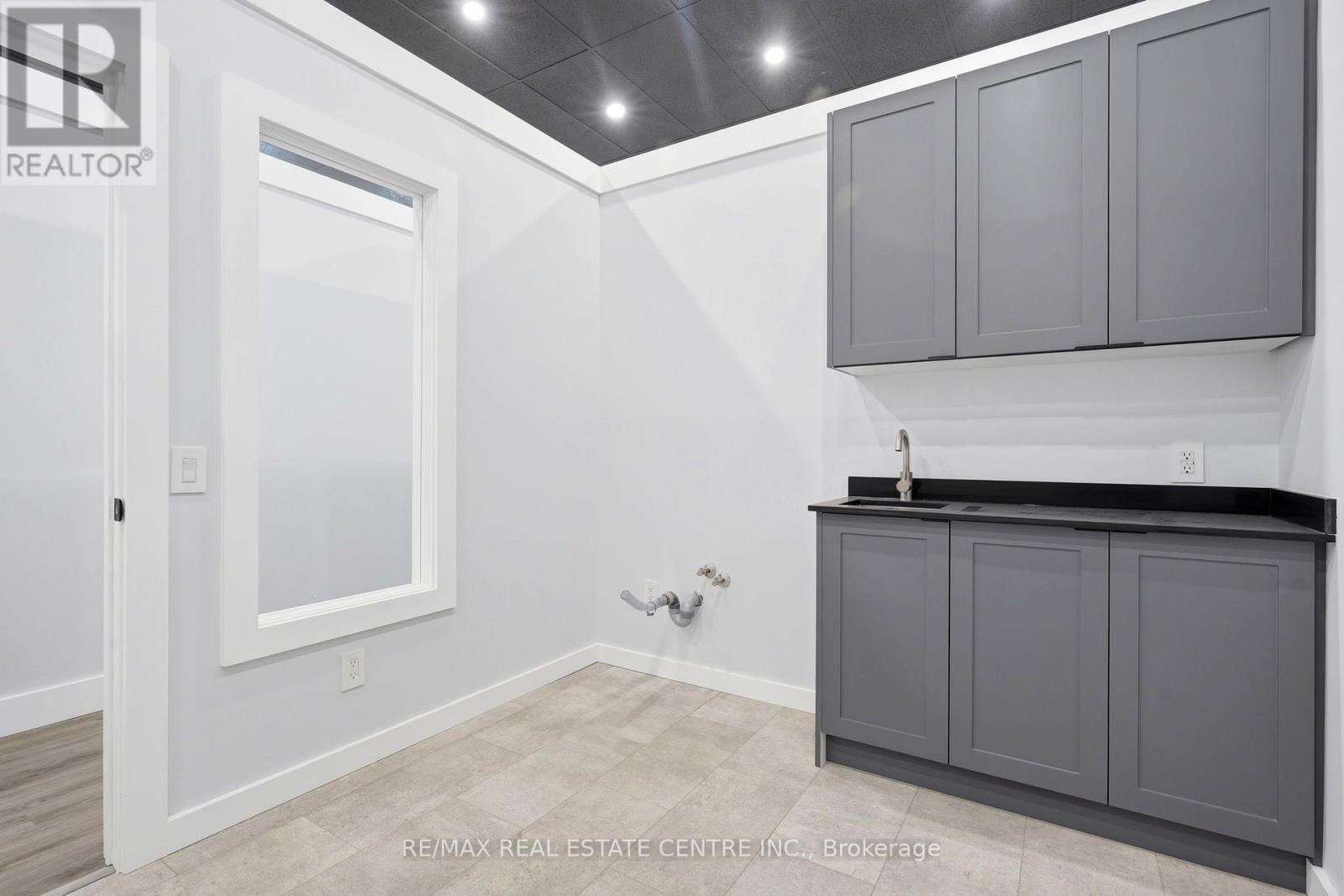 45 Wyndham Street North — photo 28