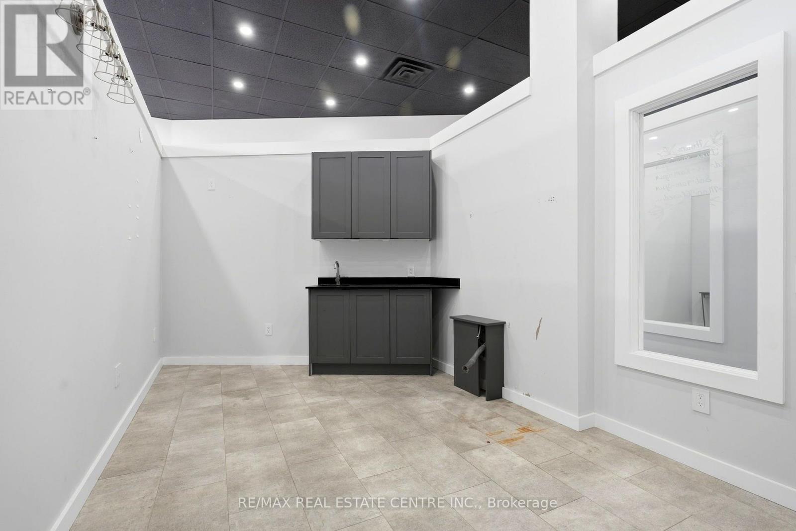 45 Wyndham Street North — photo 39