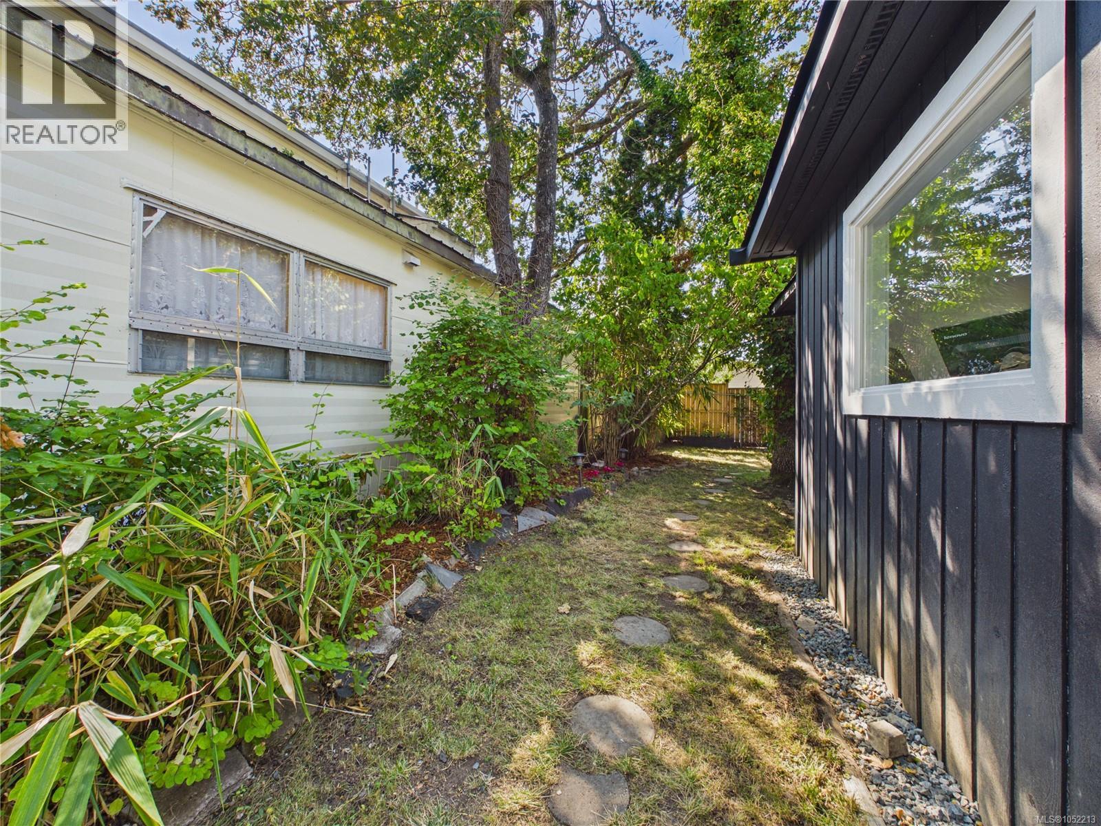#30 1201 CRAIGFLOWER Rd - 22