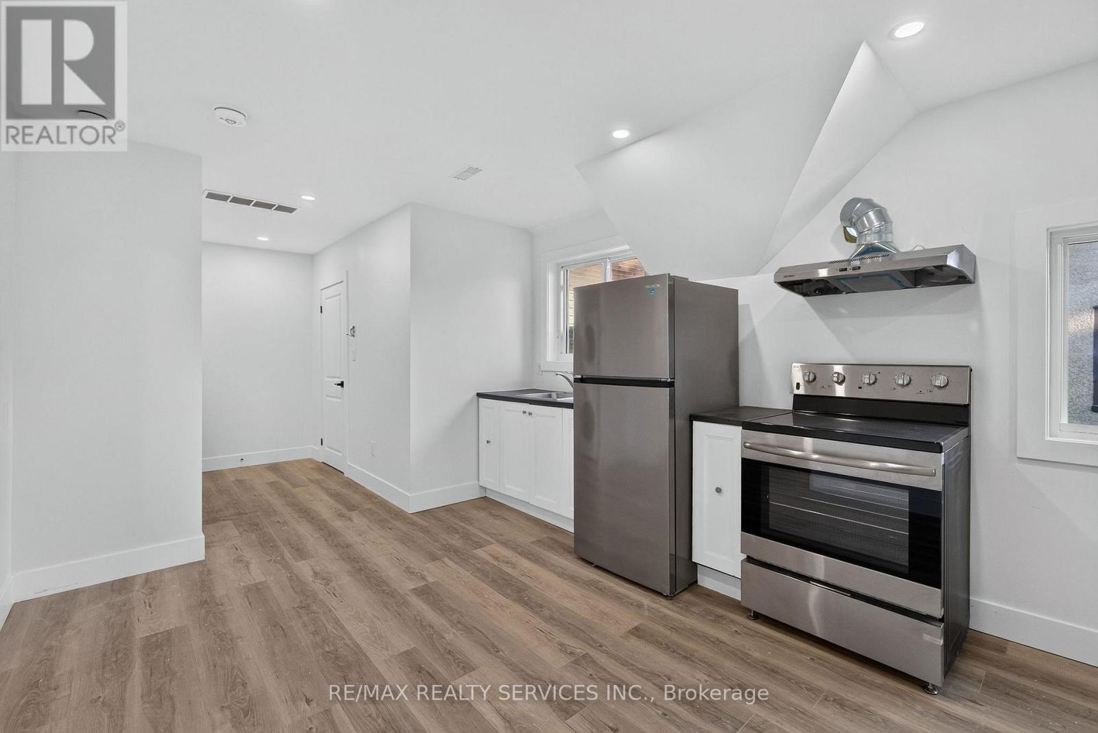 260 King Street — photo 4