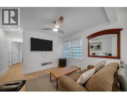 Full bathroom - 597 Eckhardt Avenue E, Penticton, BC V2A2A1 Photo 9