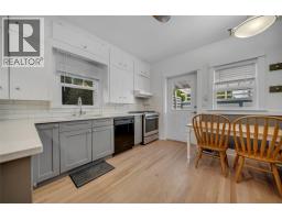 Full bathroom - 597 Eckhardt Avenue E, Penticton, BC V2A2A1 Photo 10