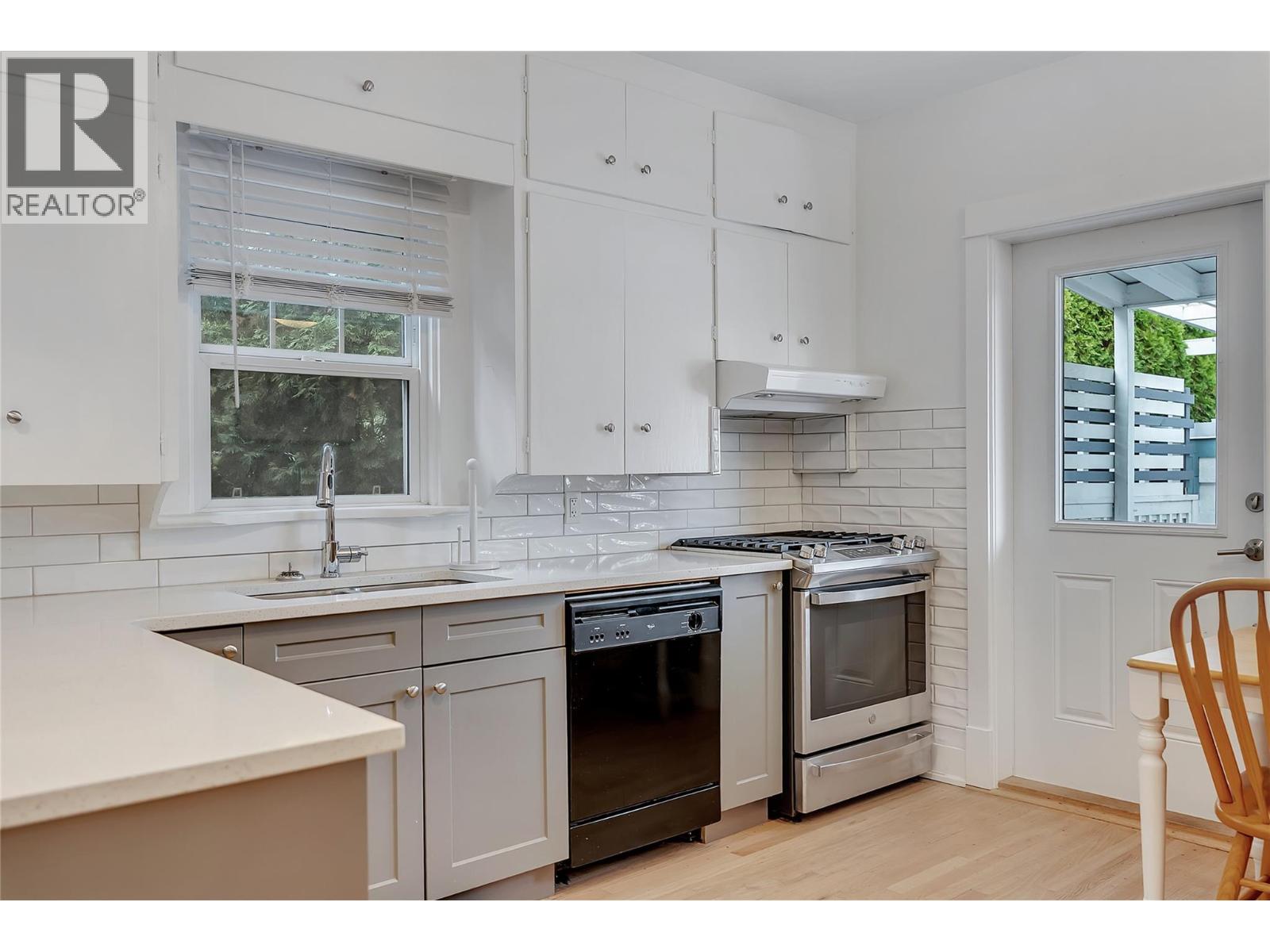 597 Eckhardt Avenue E - 11