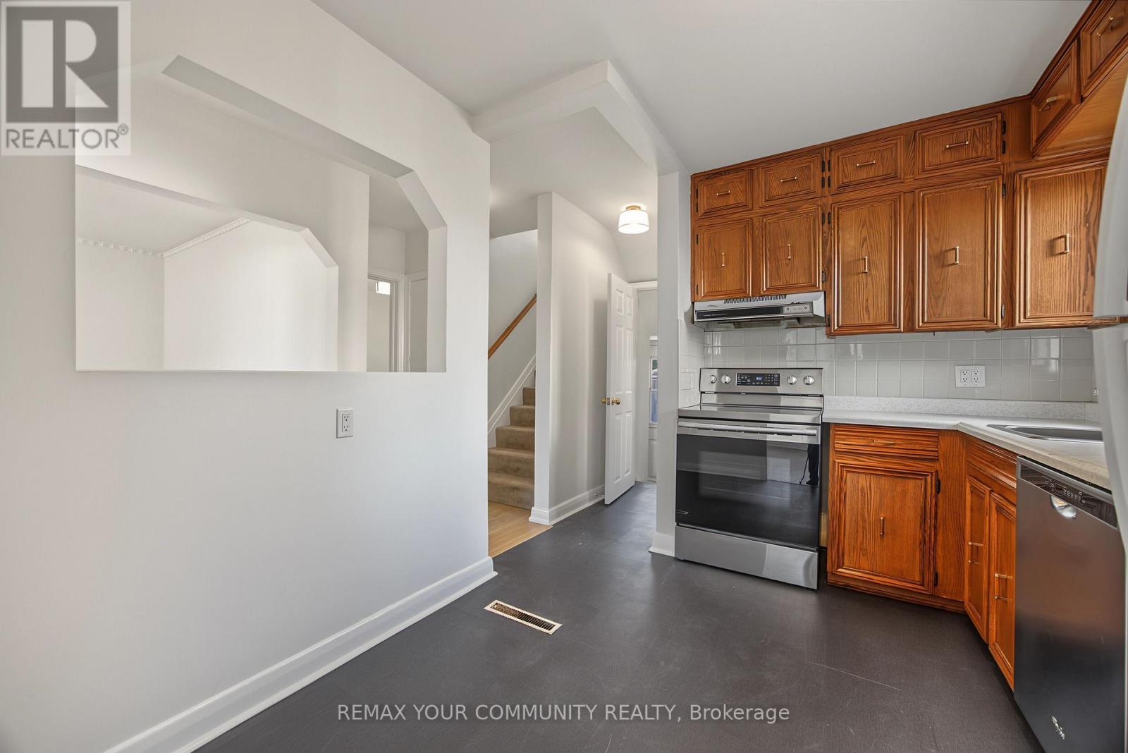18 ROBERTSFIELD CRESCENT - 25