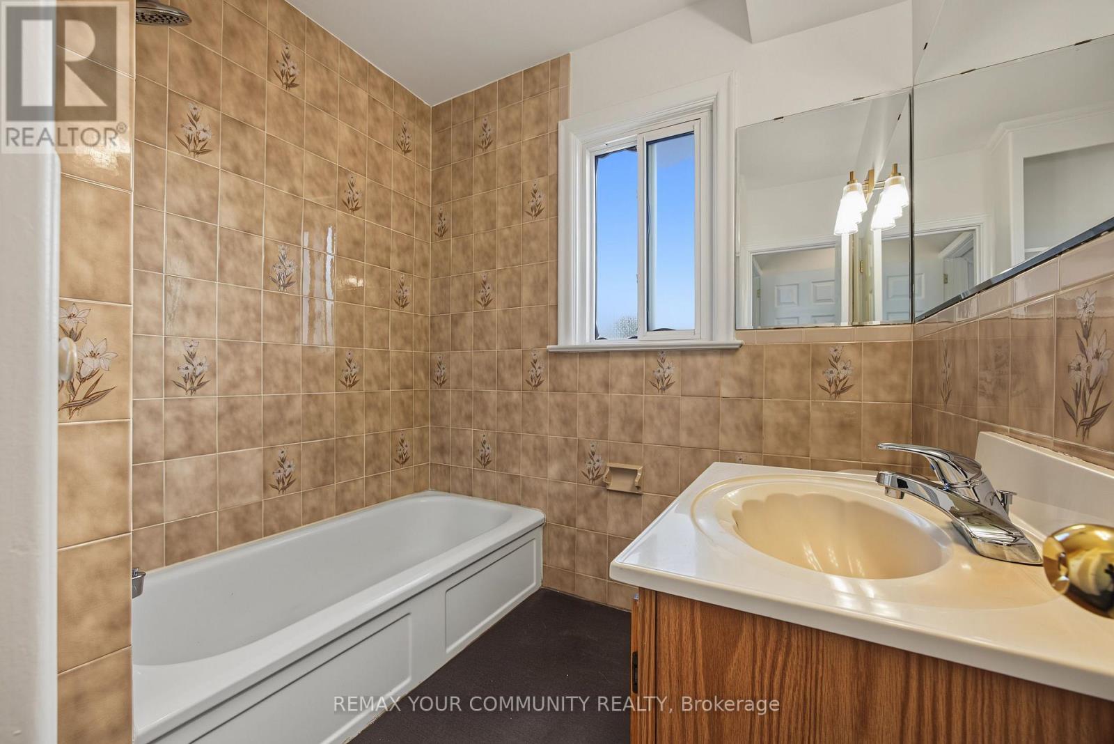 18 ROBERTSFIELD CRESCENT - 29