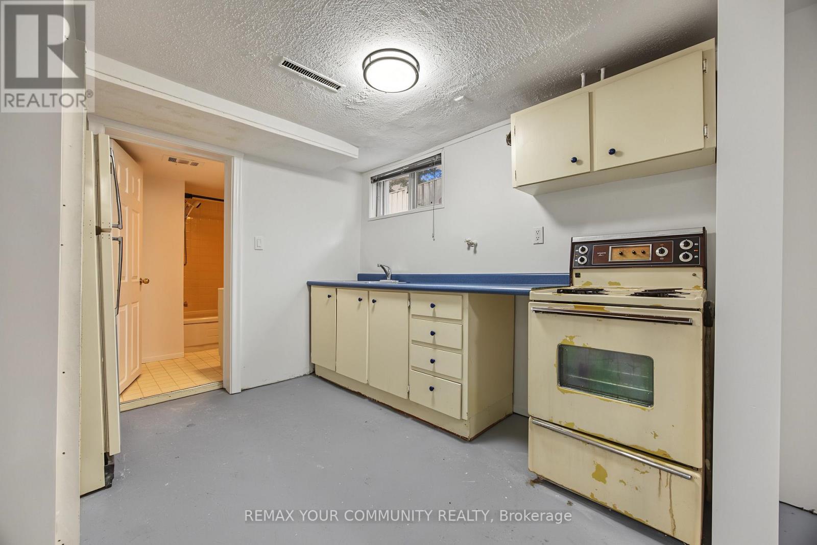 18 ROBERTSFIELD CRESCENT - 41