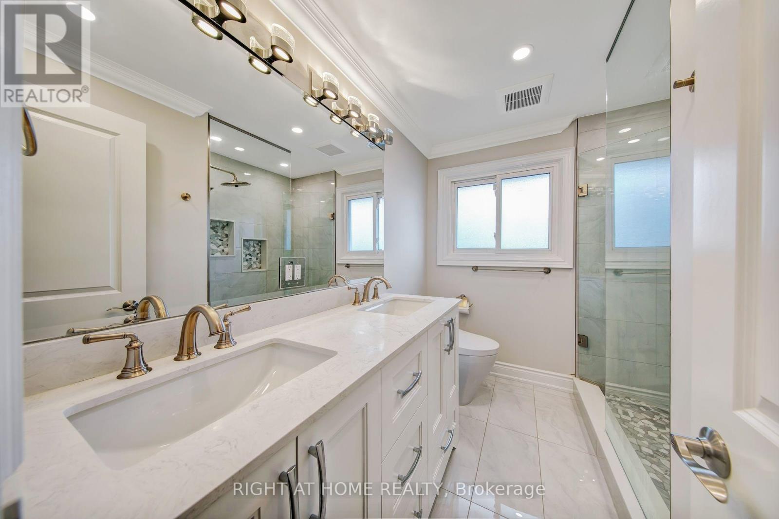 139 Third Line, Oakville, ON photo 24