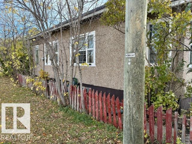 4916 51 ave - 29