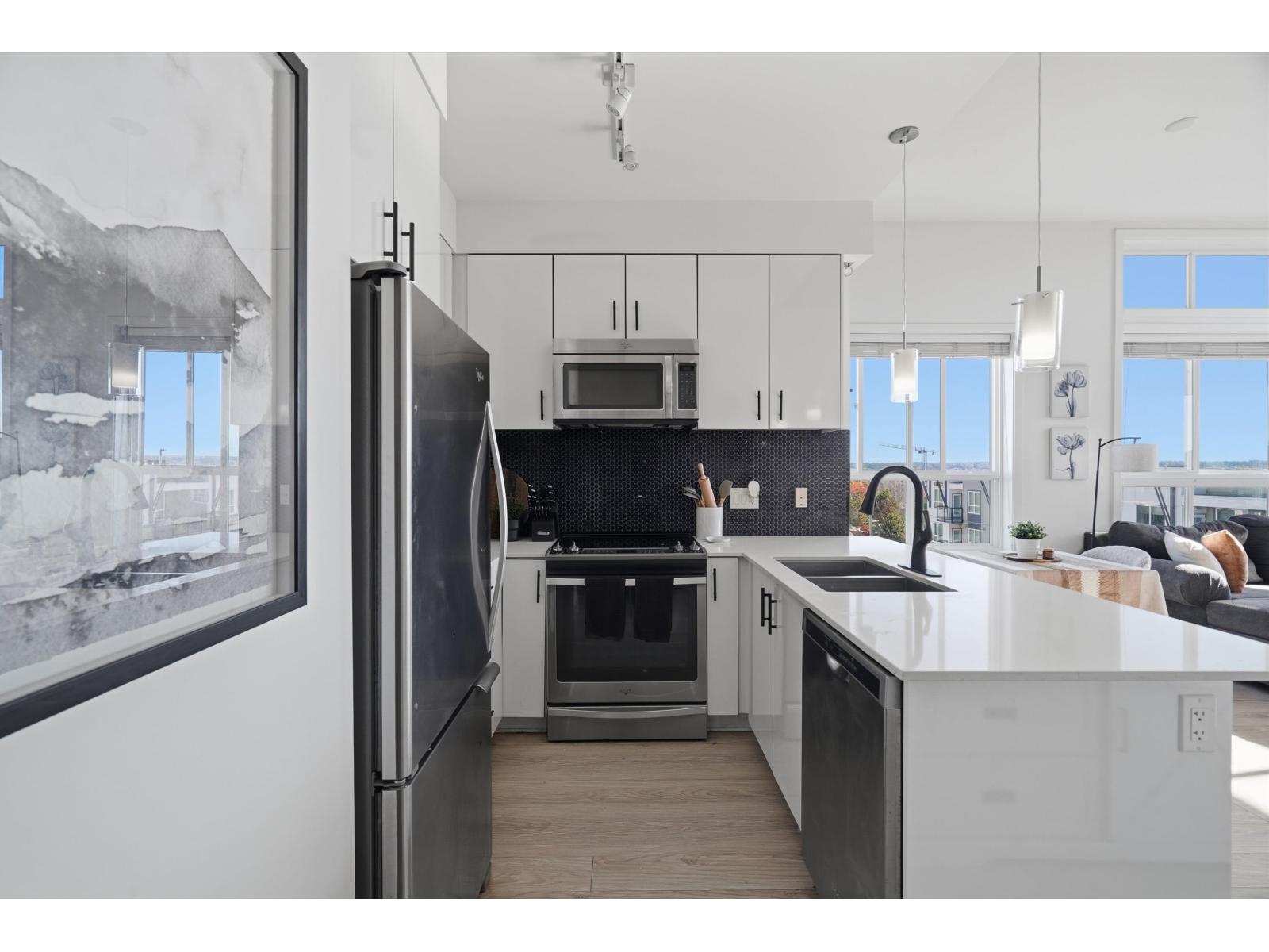 Photo of 416 6468 195A STREET 10