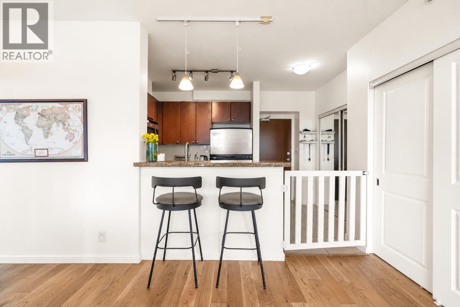 1105 15 E ROYAL AVENUE, New Westminster - Image 1