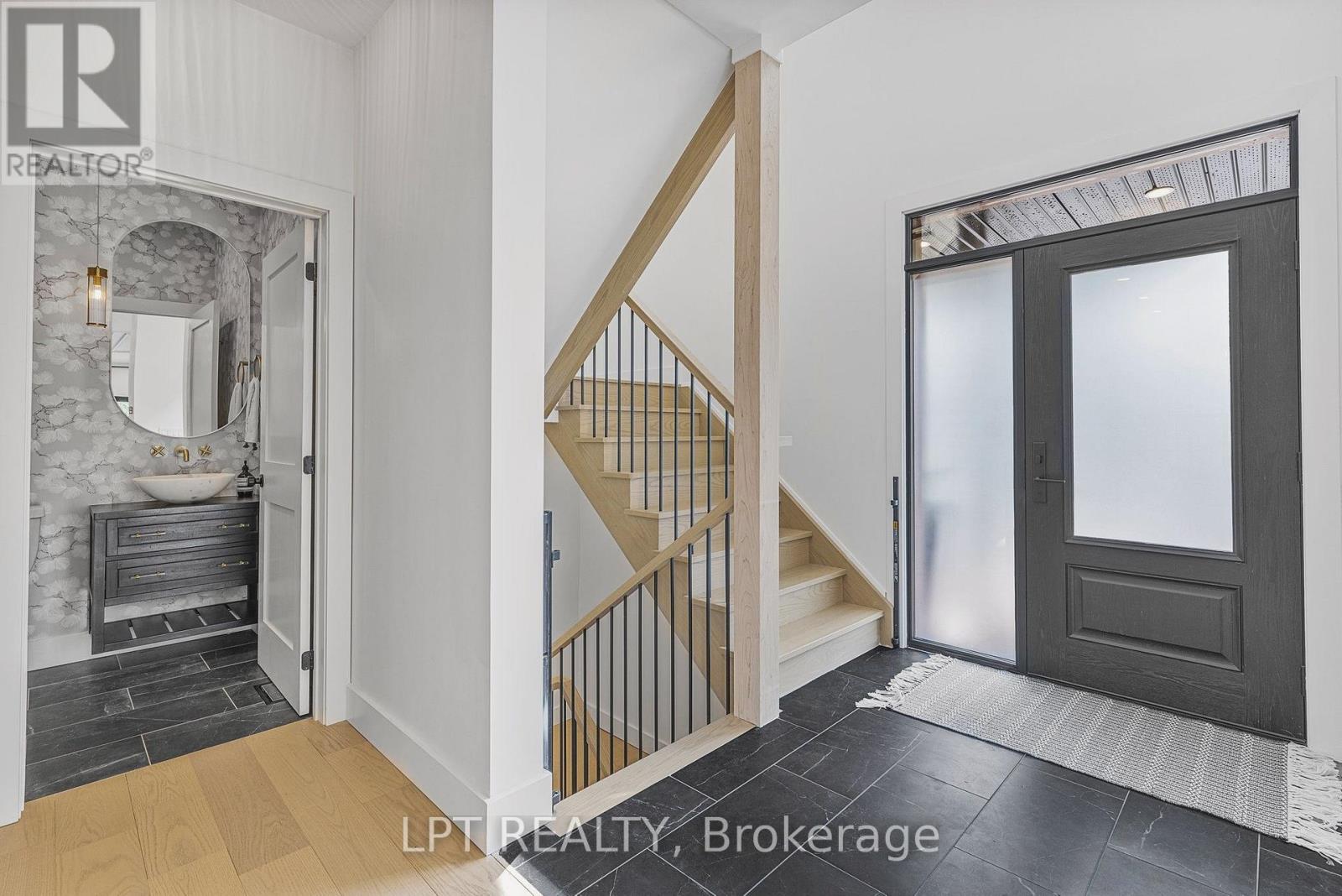 68 49th Street North, Wasaga Beach, ON photo 3