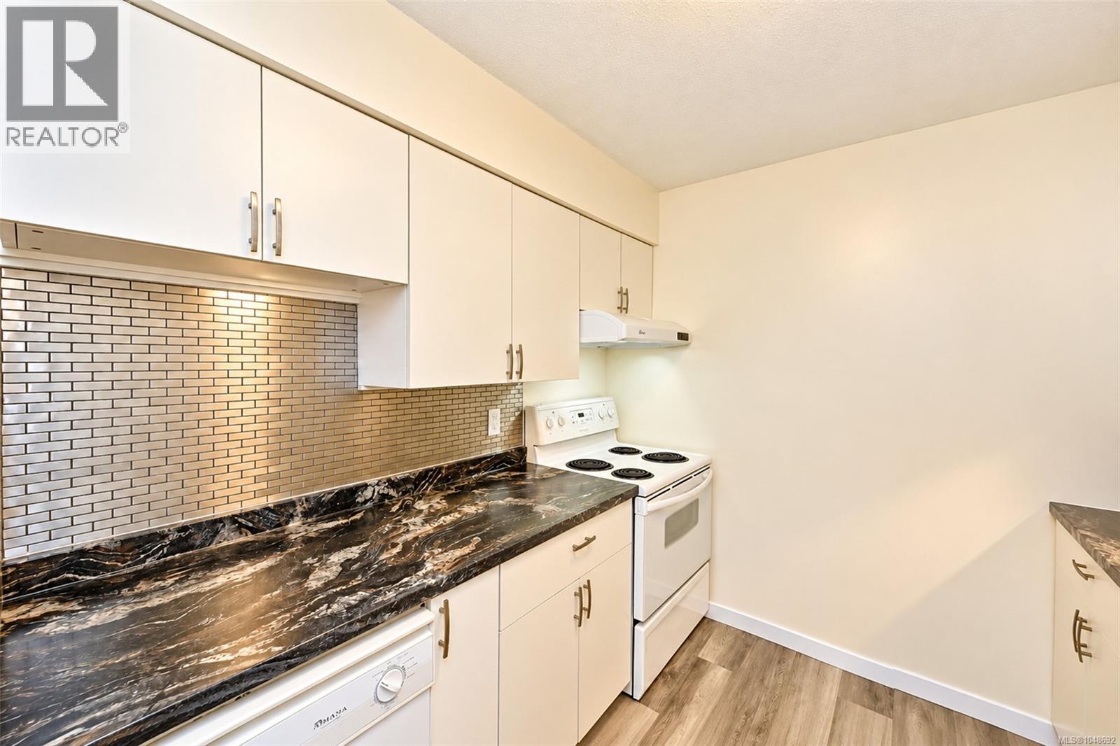 #16 278 Island Hwy - 19