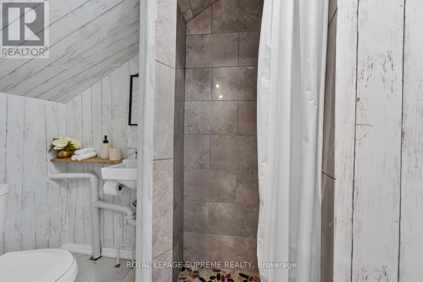 626 Manning Avenue, Toronto, ON photo 24