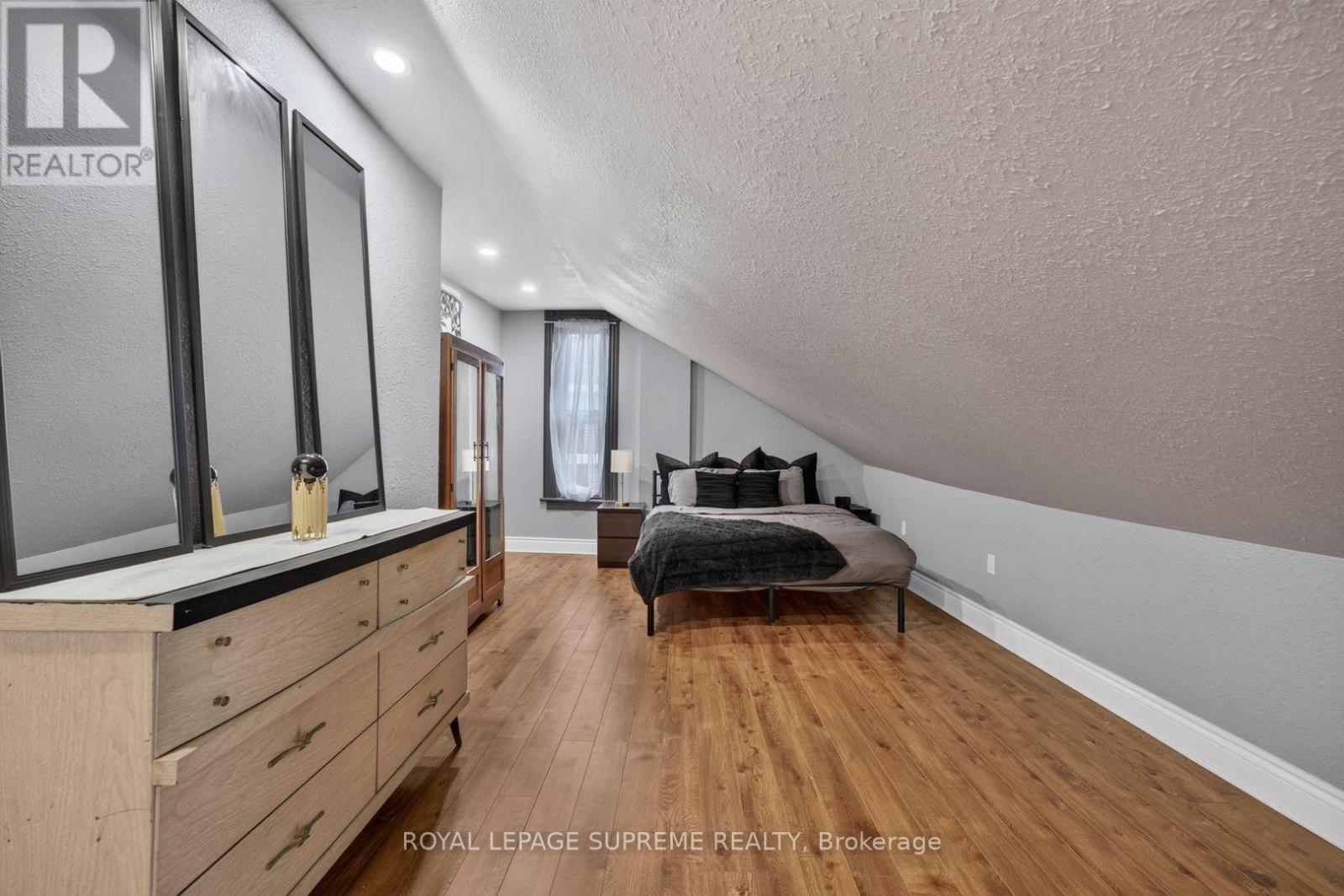 626 Manning Avenue, Toronto, ON photo 25