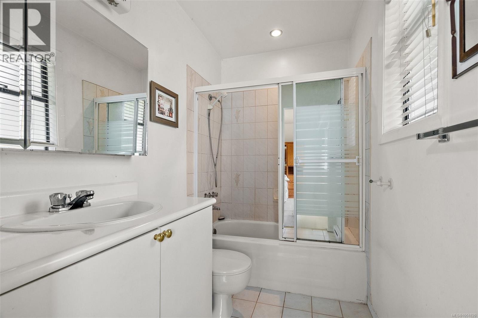 4086 Quadra St - 36