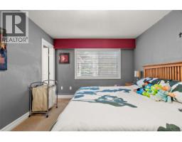 Kitchen - 4086 Quadra St, Saanich, BC V8X1K6 Photo 9