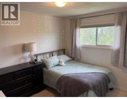 Primary Bedroom - 725 Ross Avenue, Penticton, BC V2A3A5 Photo 11