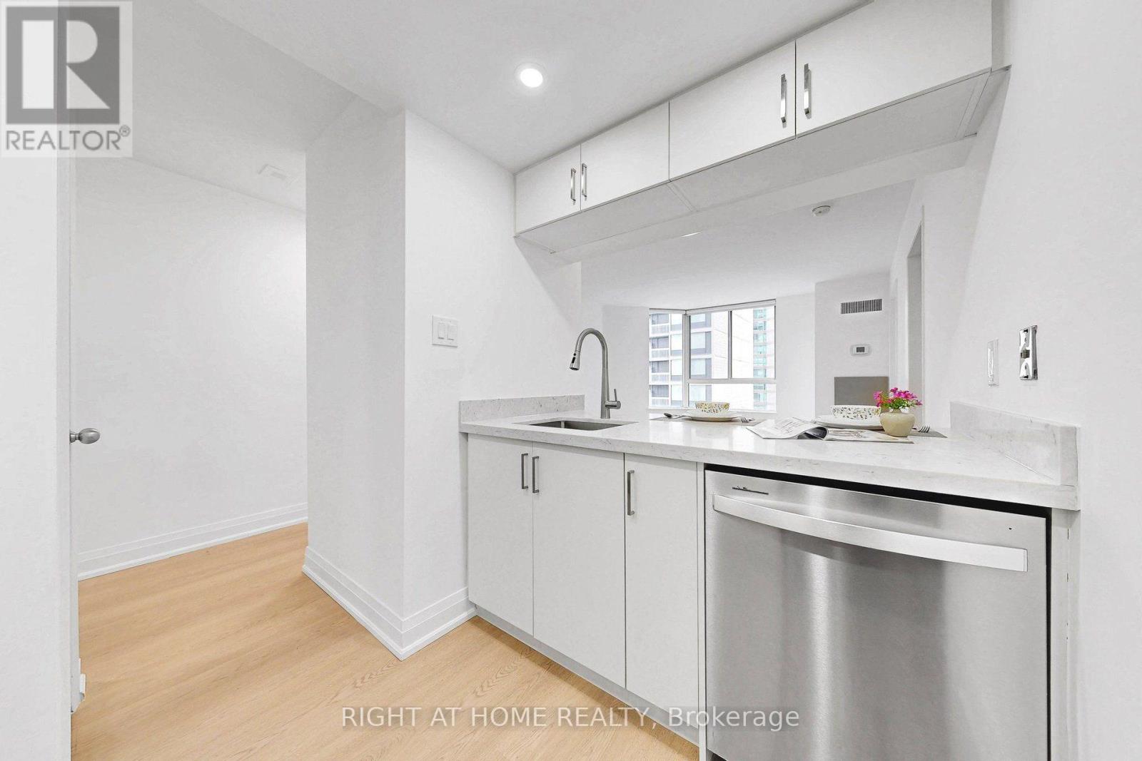 44 Gerrard Street West — photo 11