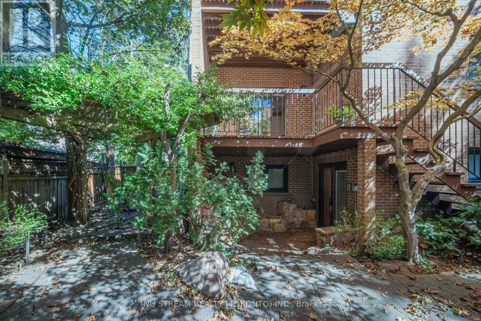 35 Penwood Crescent — photo 49