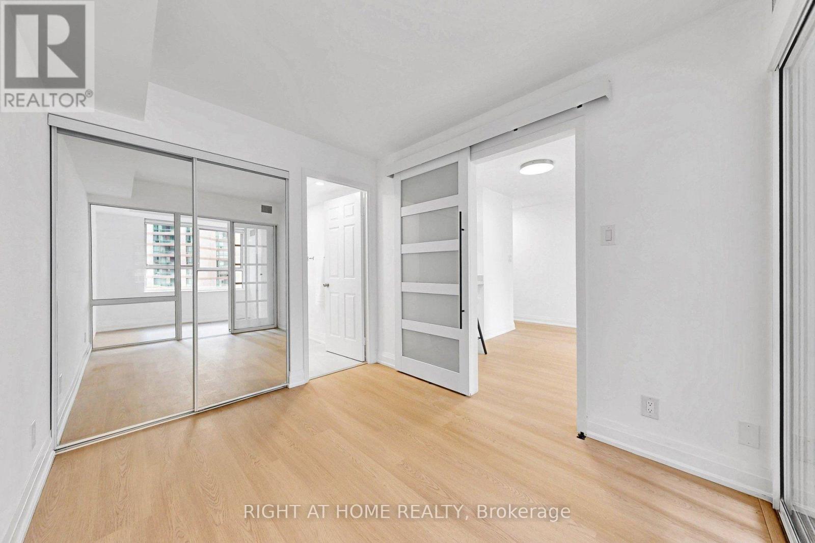 44 Gerrard Street West — photo 20