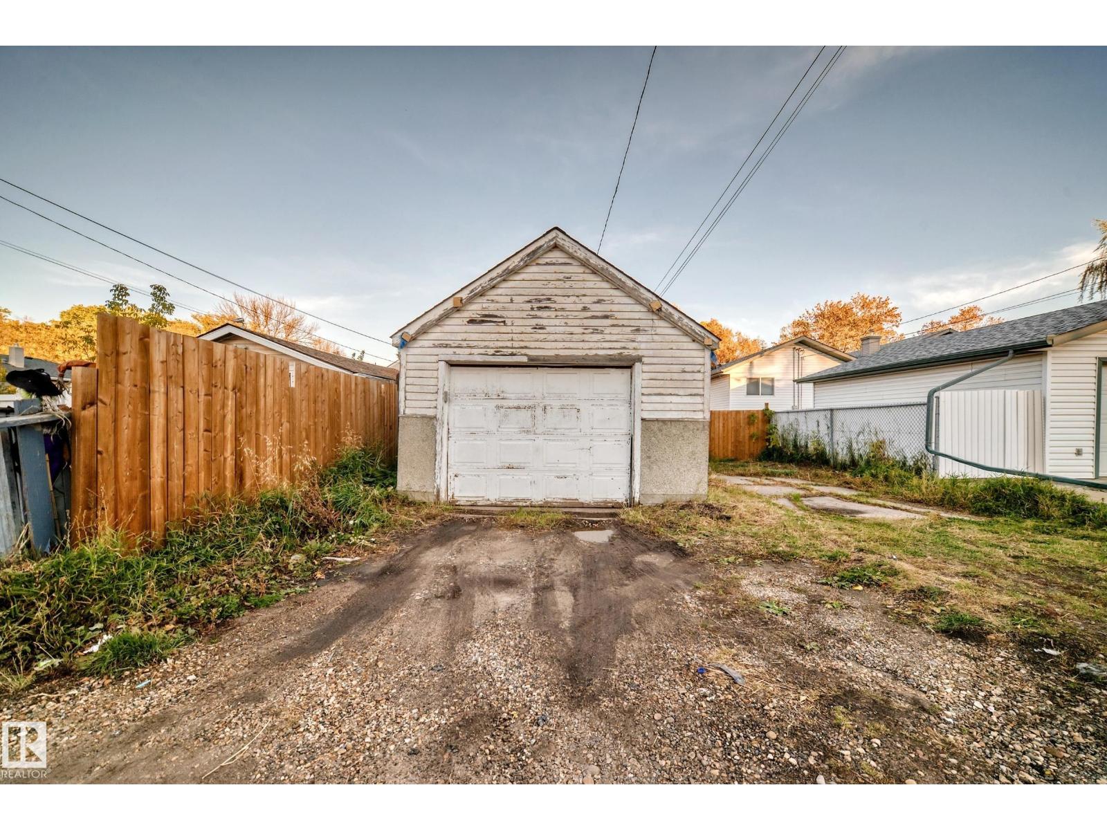 12156 92 ST NW - 21