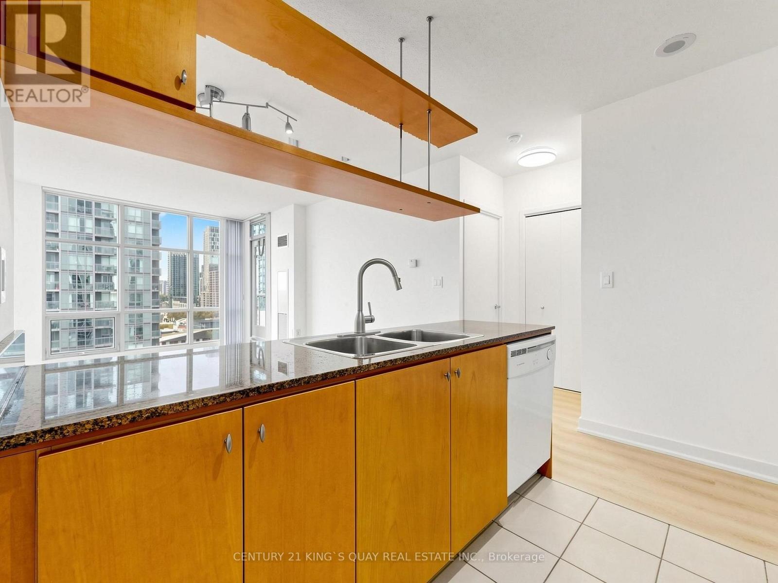 #1502 35 MARINER TERRACE - 17