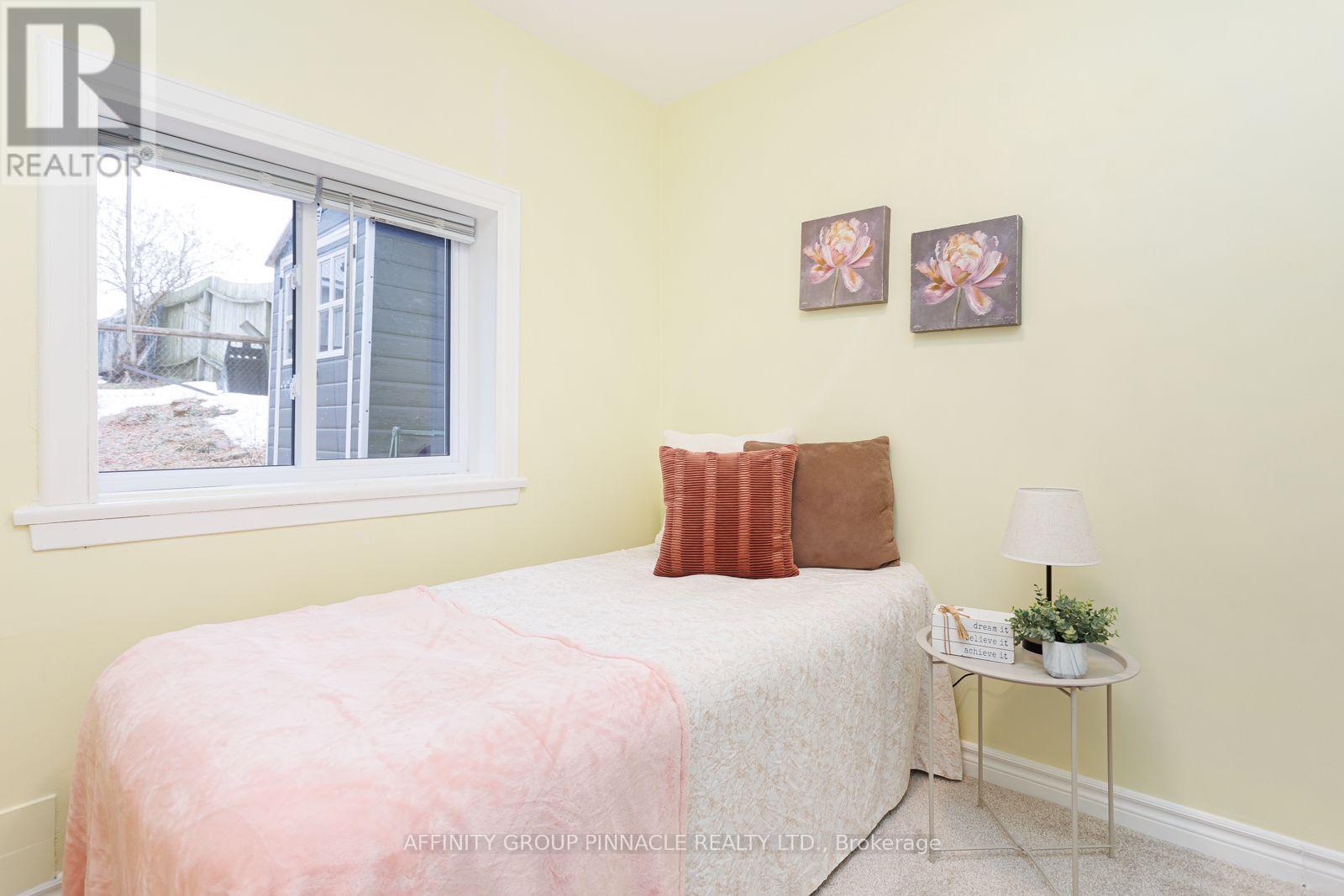 14 Oriole Road — photo 37