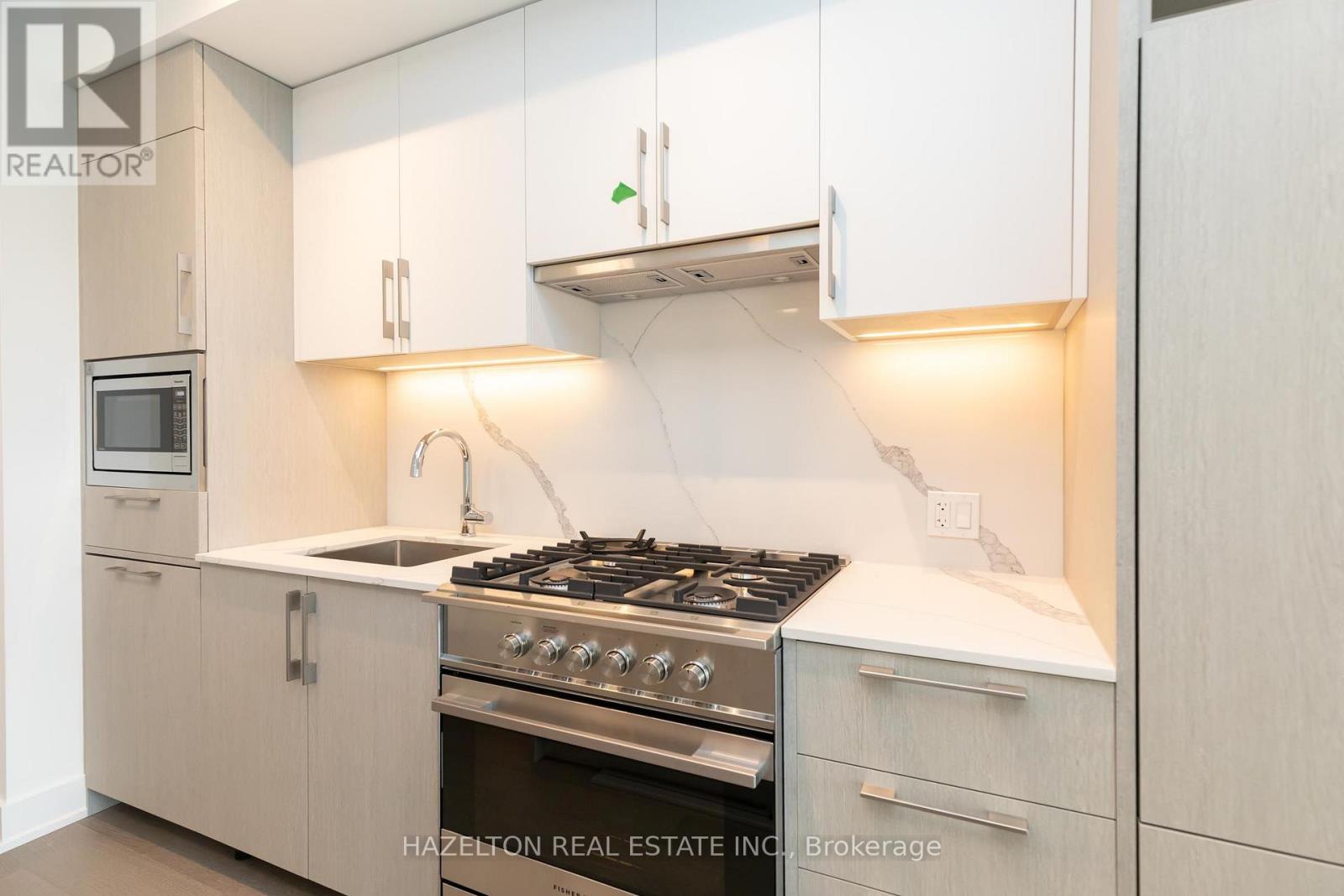 8 Manor Road West — photo 13