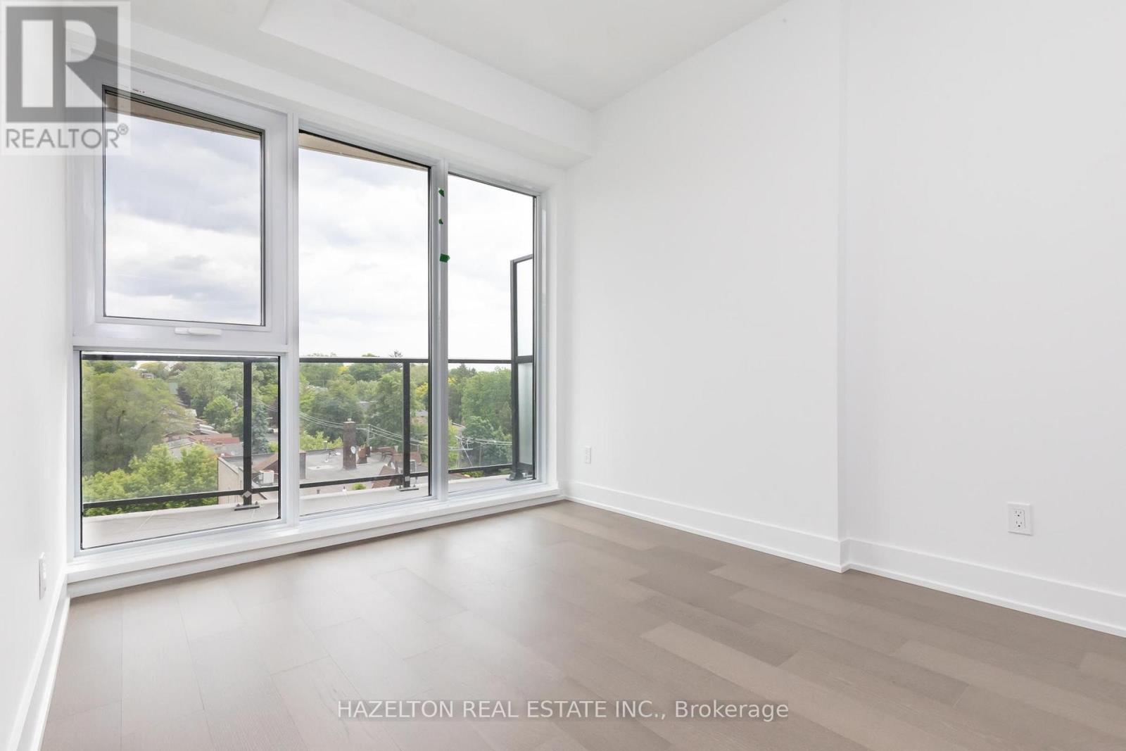 8 Manor Road West — photo 15