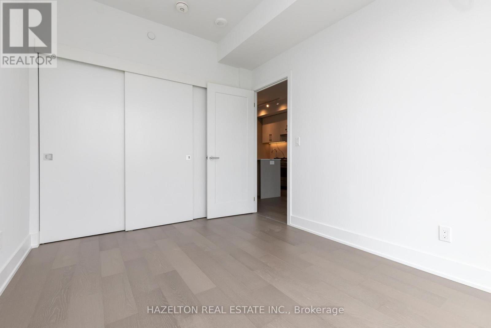 8 Manor Road West — photo 17