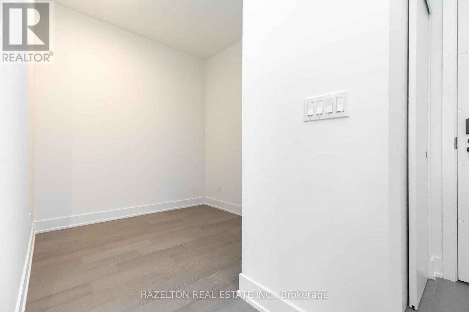 8 Manor Road West — photo 19