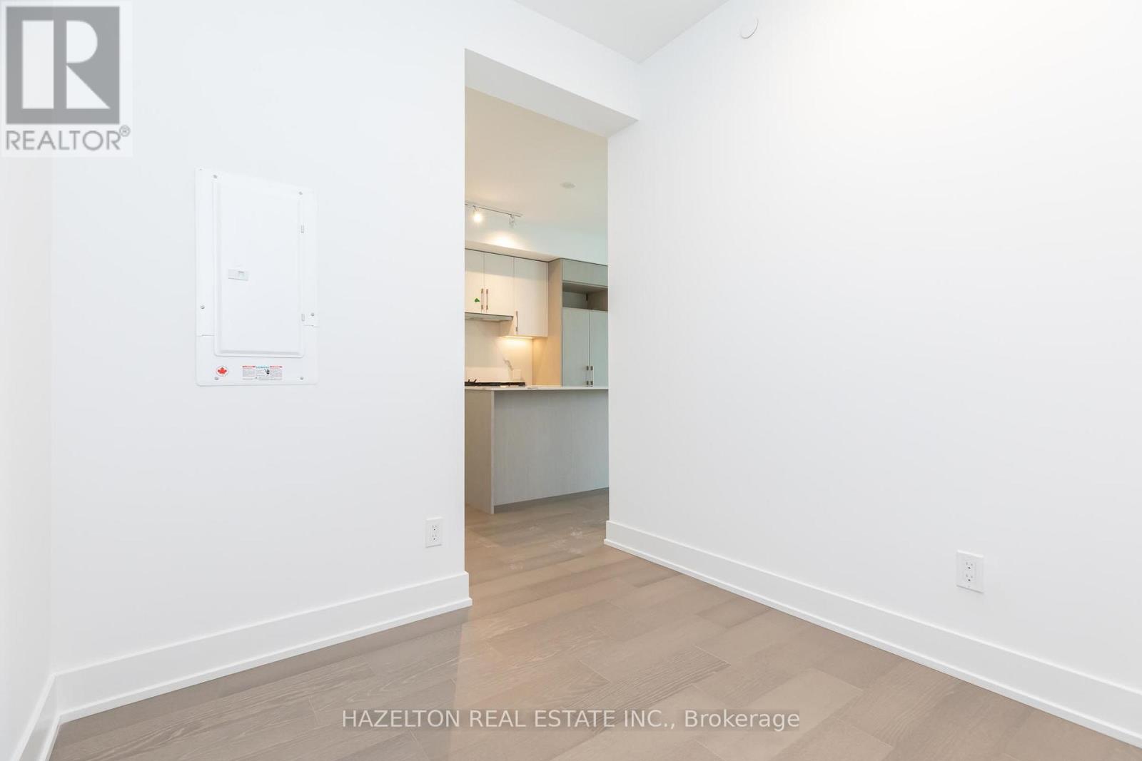 8 Manor Road West — photo 20