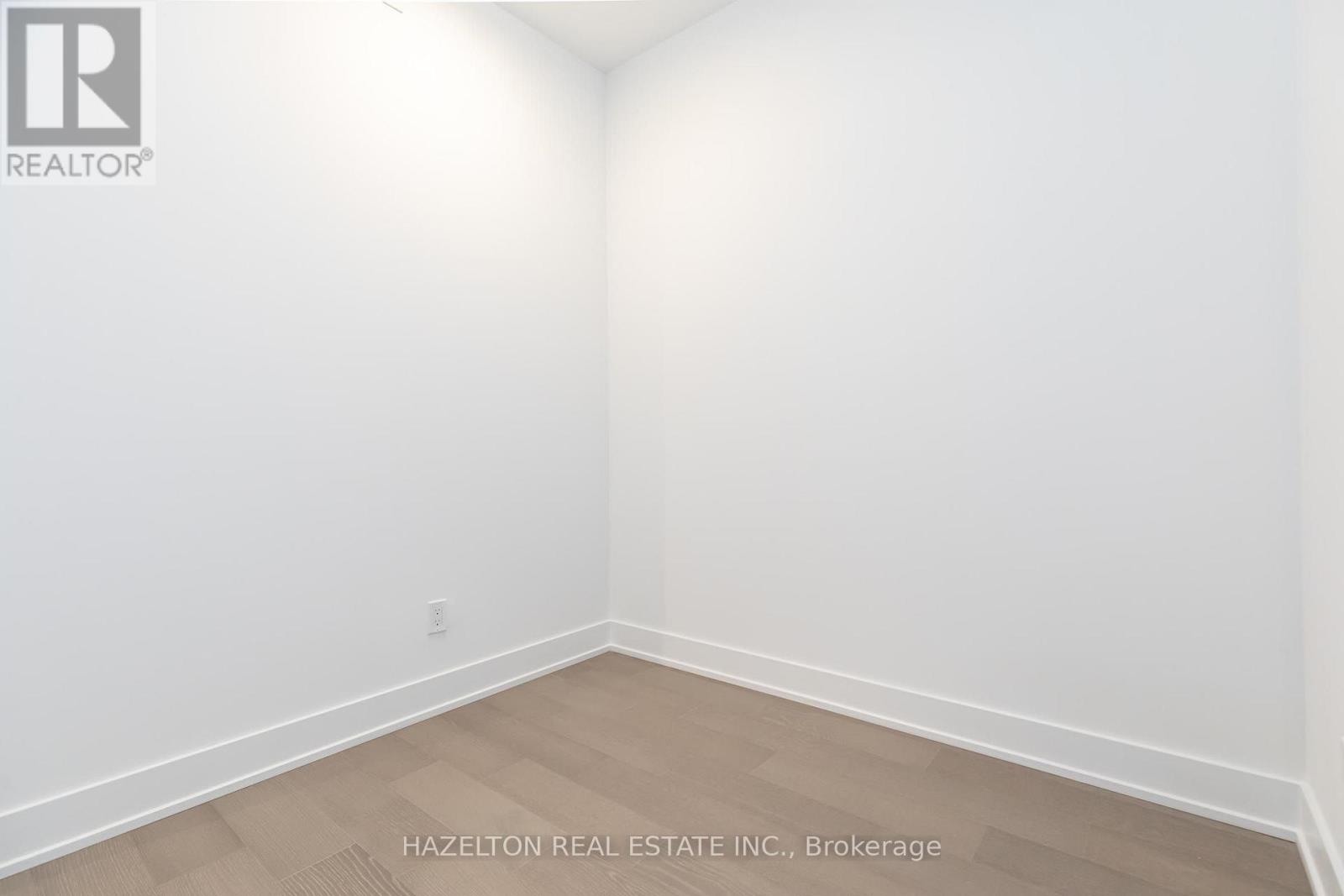 8 Manor Road West — photo 22