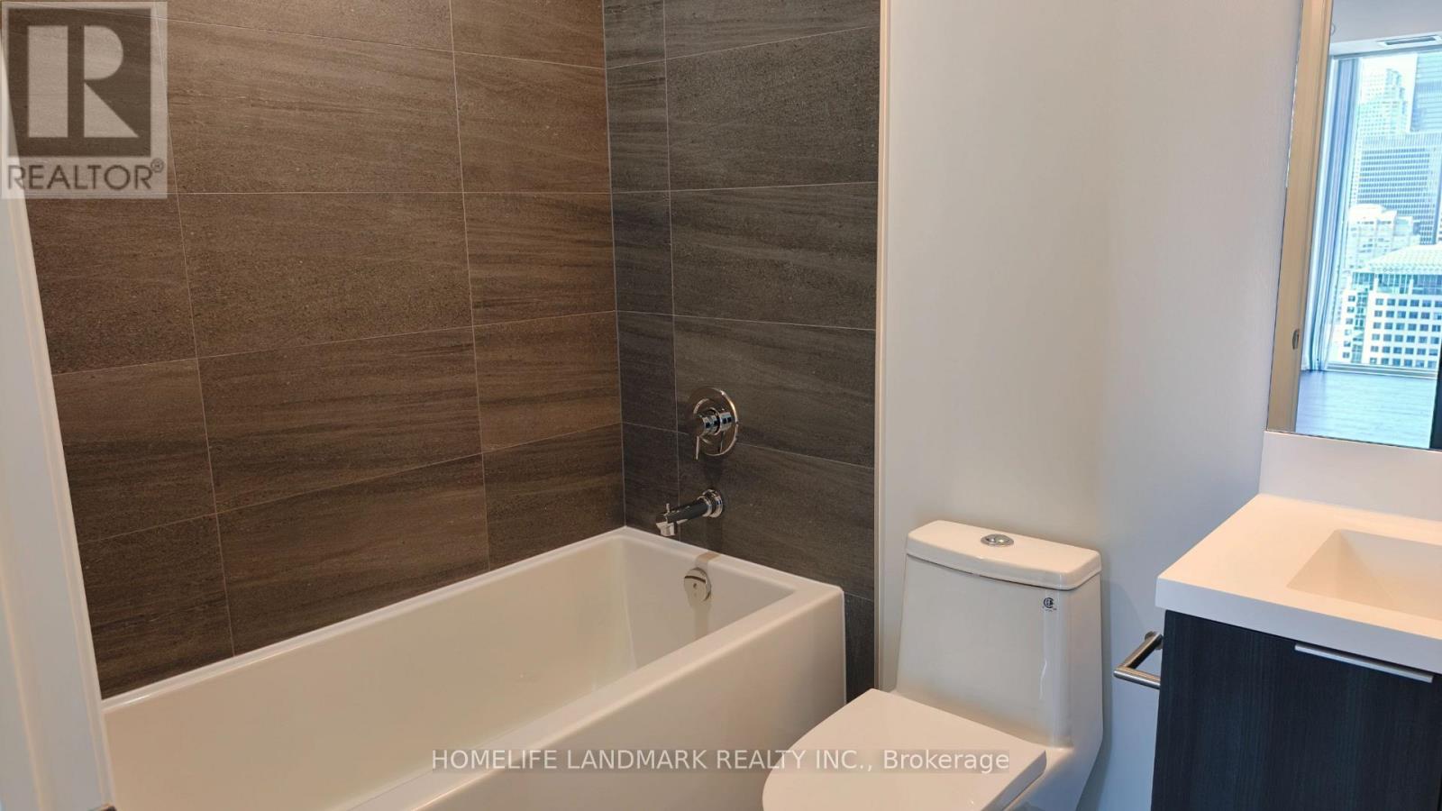 400 King Street West — photo 13