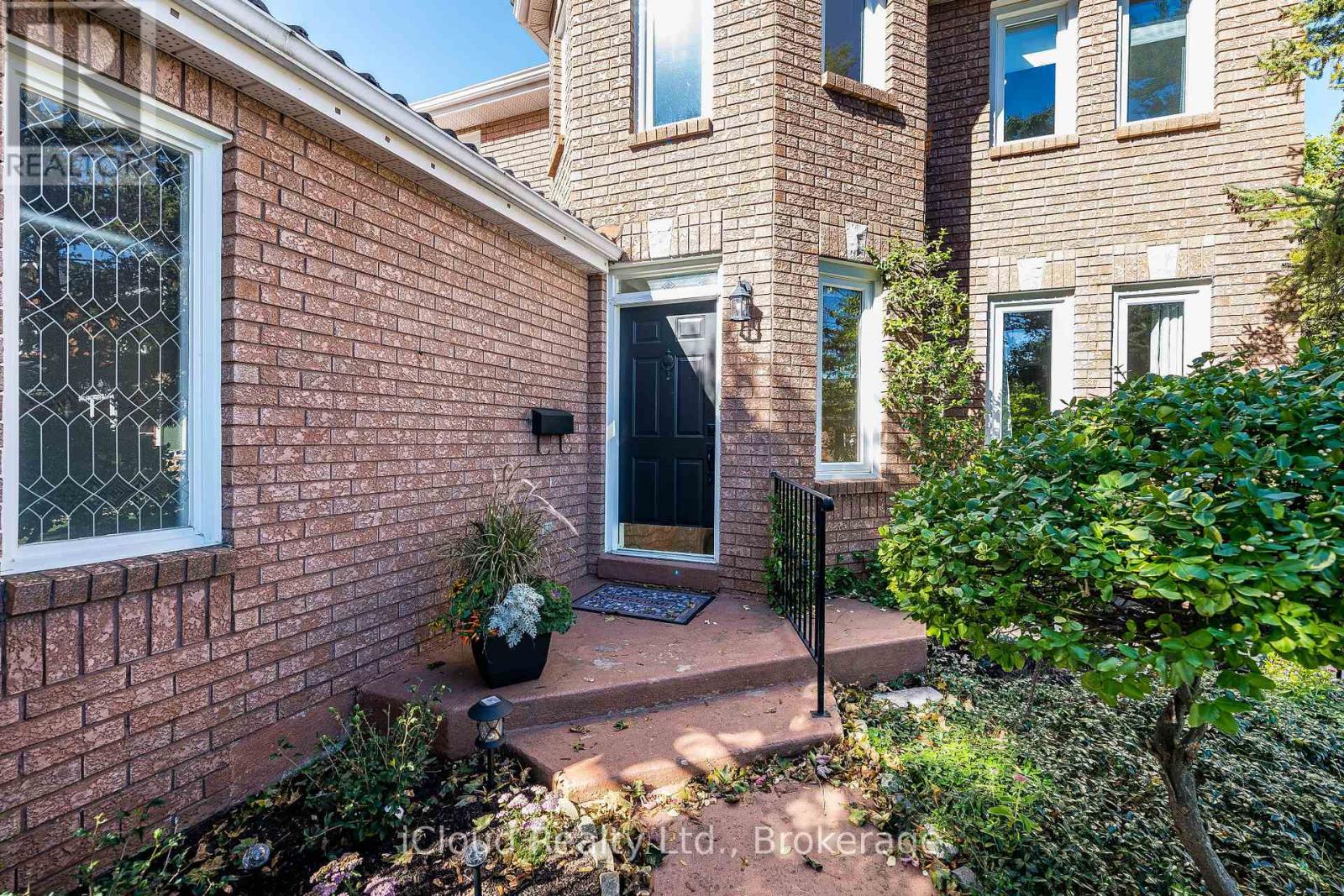 2017 Grenville Drive, Oakville, ON photo 4