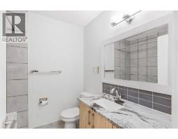 4pc Bathroom - 907 / 909 16 Street Ne, Calgary, AB T2E4S7 Photo 15