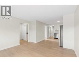 4pc Bathroom - 907 / 909 16 Street Ne, Calgary, AB T2E4S7 Photo 9