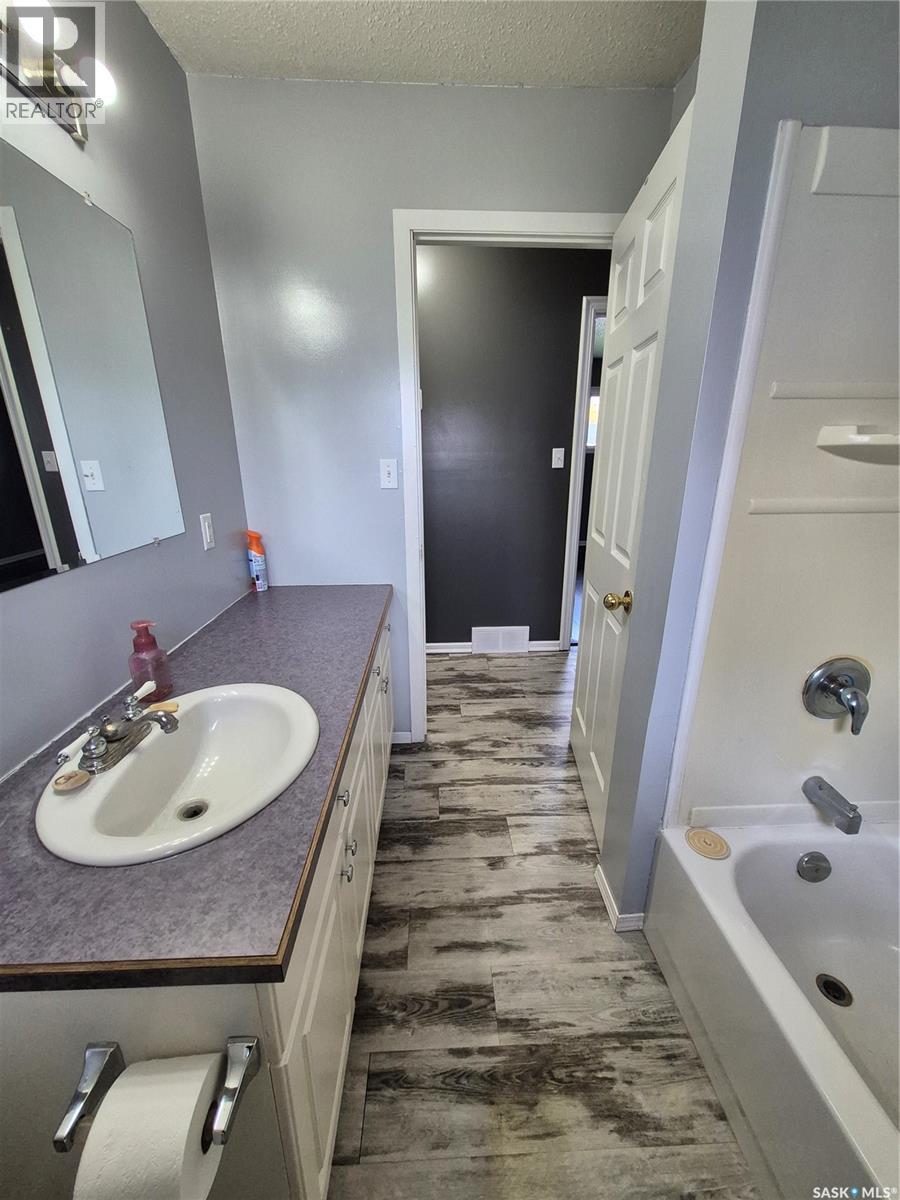 818 Geisen STREET, Radville — photo 18